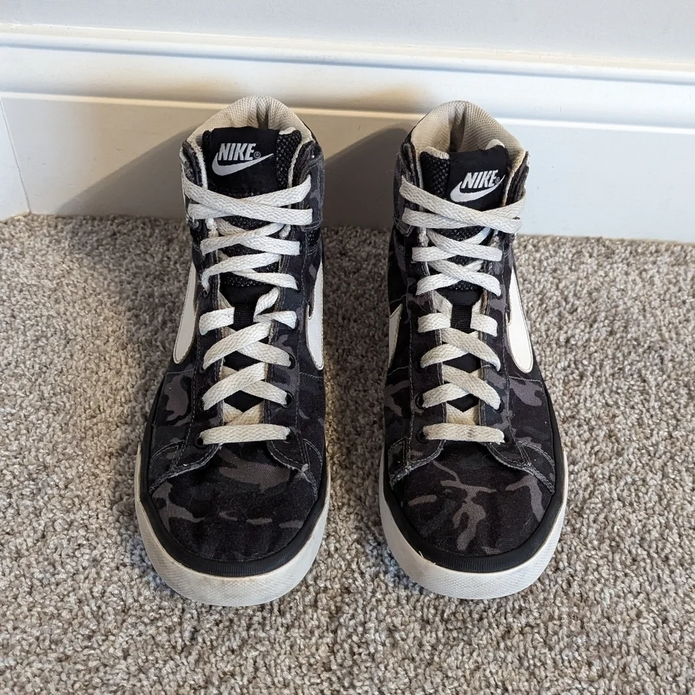 Nike Camo Hi Top Sneaker sz 6Y